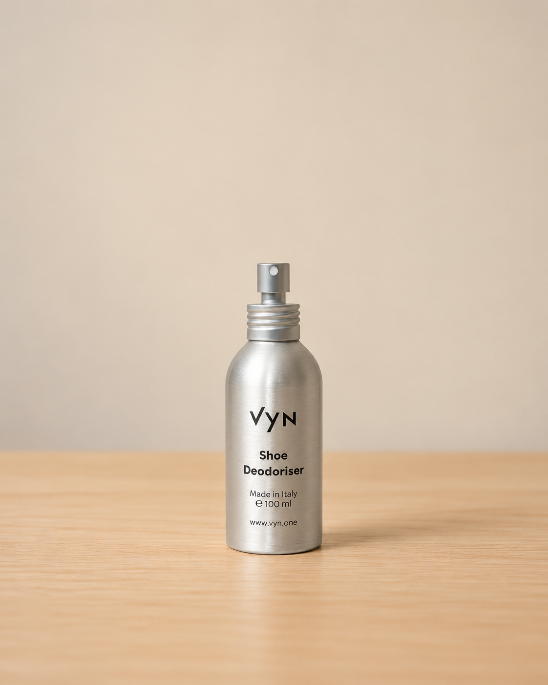 VYN Shoe Deodoriser 100 ml auf hellem Holztisch