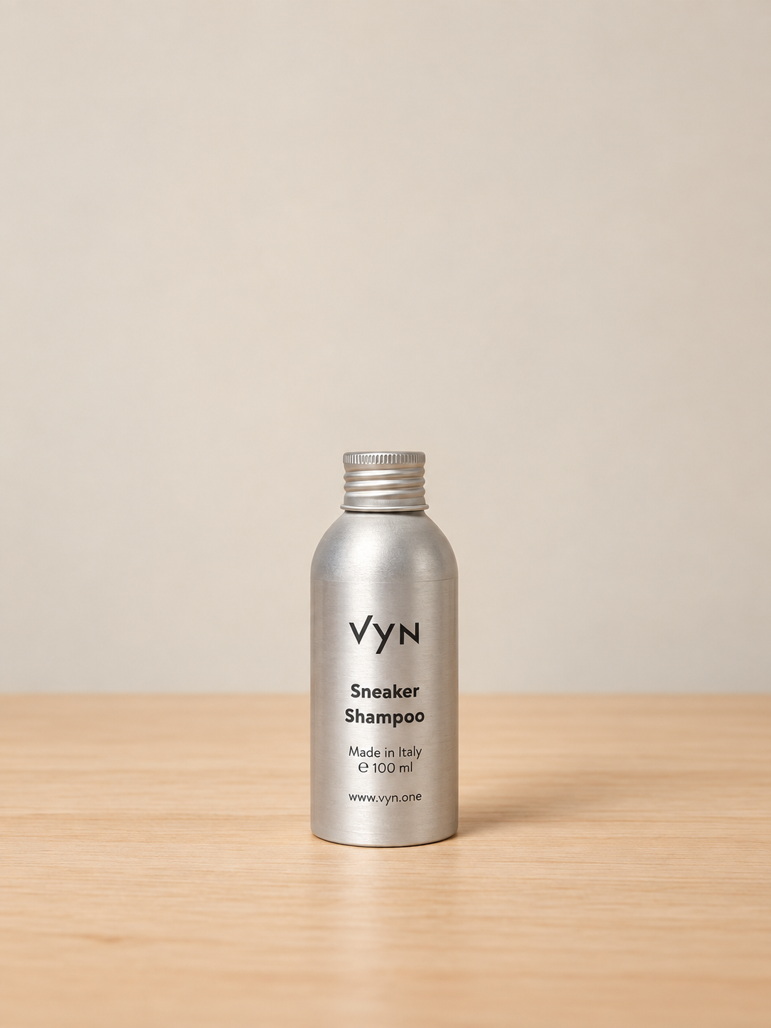 VYN Sneaker Shampoo 100 ml auf hellem Holztisch