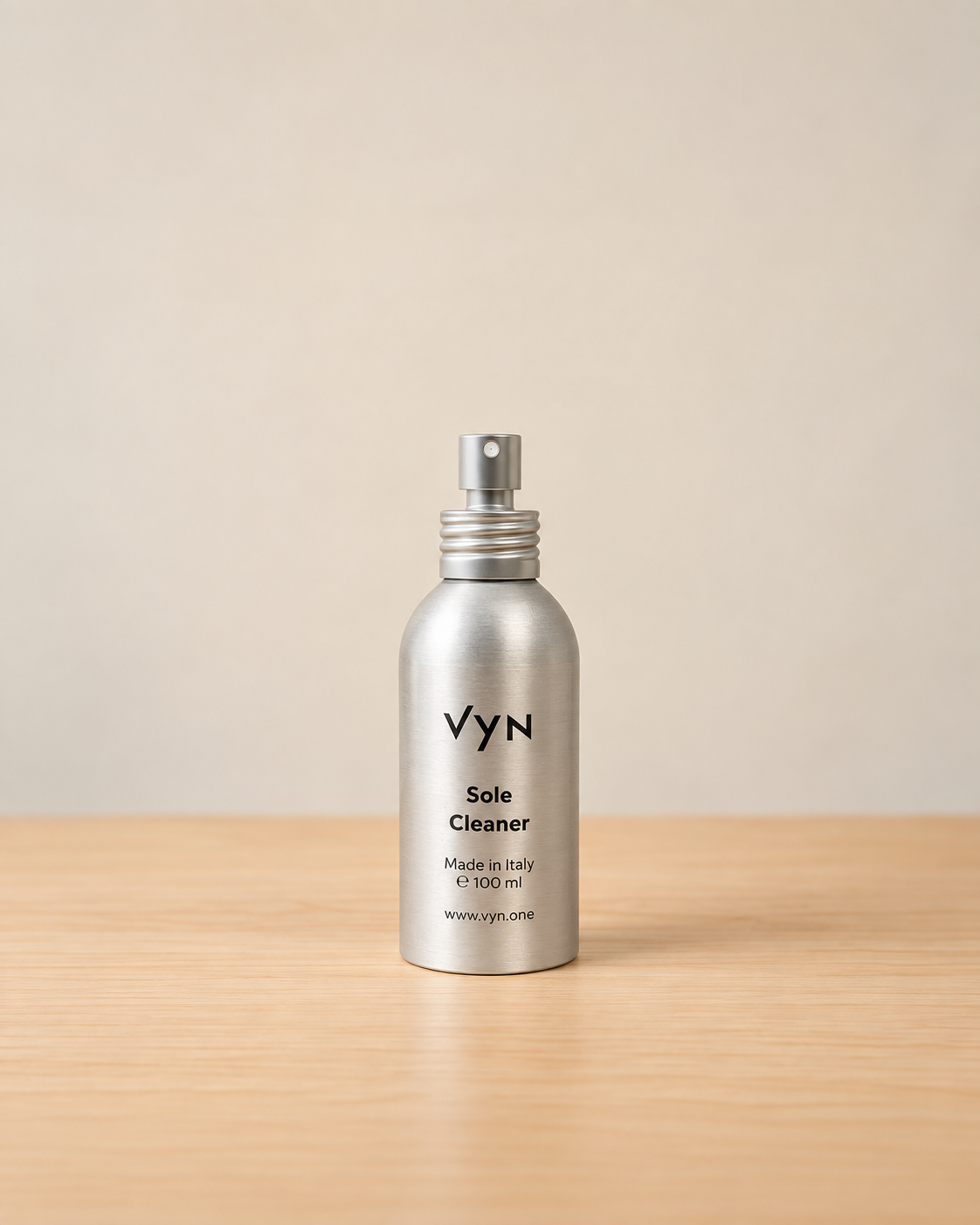 VYN Sole Cleaner 100 ml auf hellem Holztisch